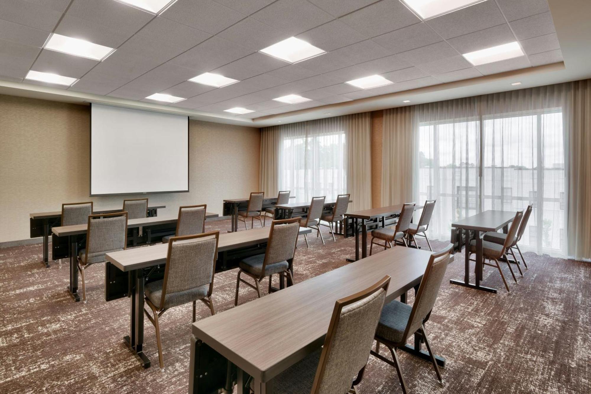 Courtyard By Marriott Atlanta Duluth Downtown Hotel Exterior foto