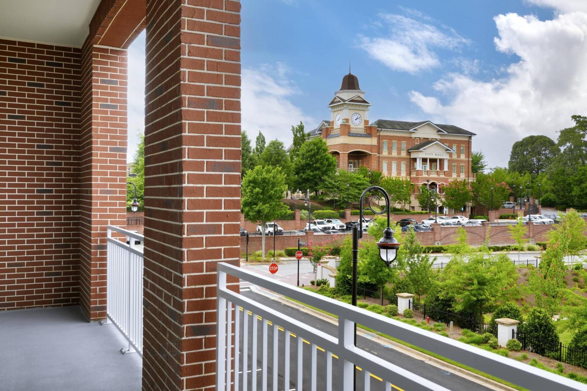 Courtyard By Marriott Atlanta Duluth Downtown Hotel Exterior foto